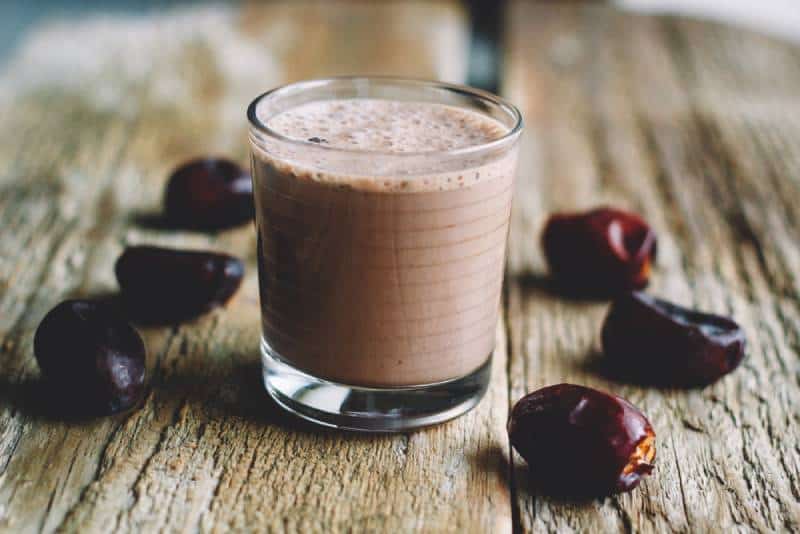 Almond and Date Pregnancy Smoothie