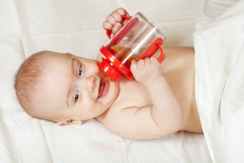 child drinking from a sippy cup