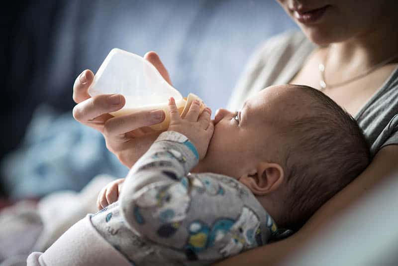 When To Introduce A Bottle To Baby And Best Bottle-Feeding Tips