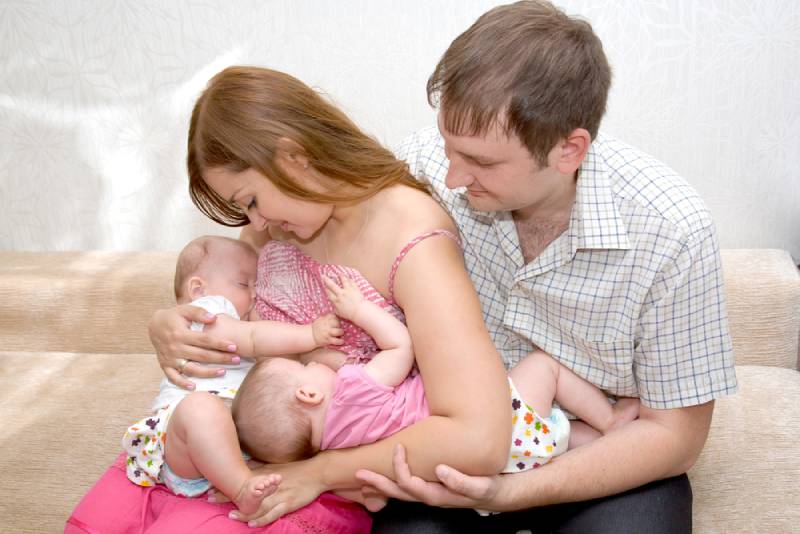 9 Best Tips For Breastfeeding Twins Every Mom Should Know
