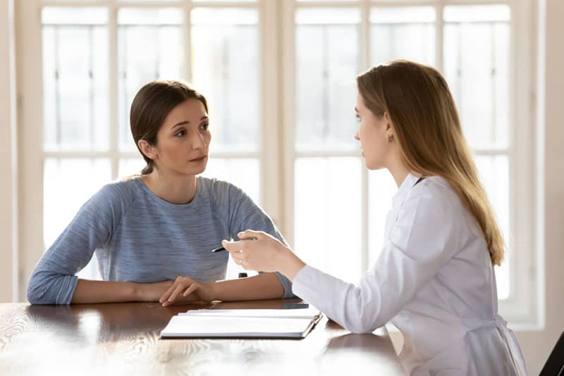 worried mother talking to a nutricionist