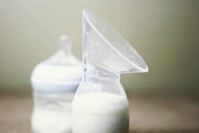 haakaa breast pump and bottle full of milk