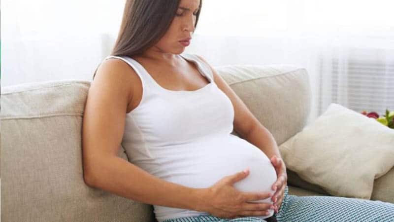 pregnant woman feeling contractions