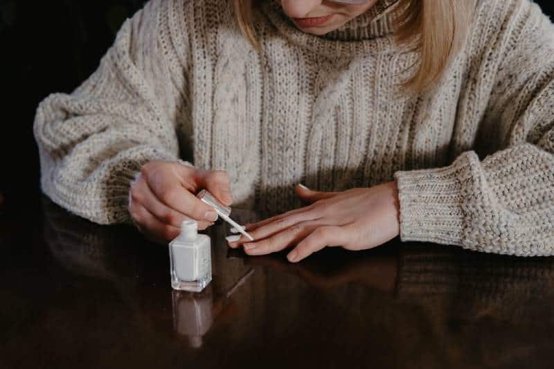 woman doing her nail polish