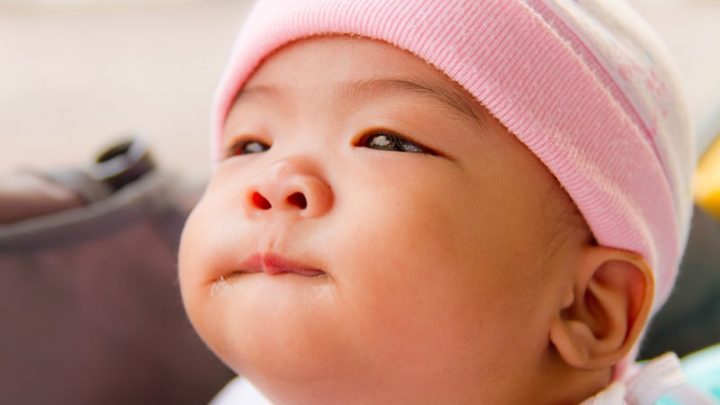 Baby Smacking Lips And Other Infant Cues – What Do They Mean?